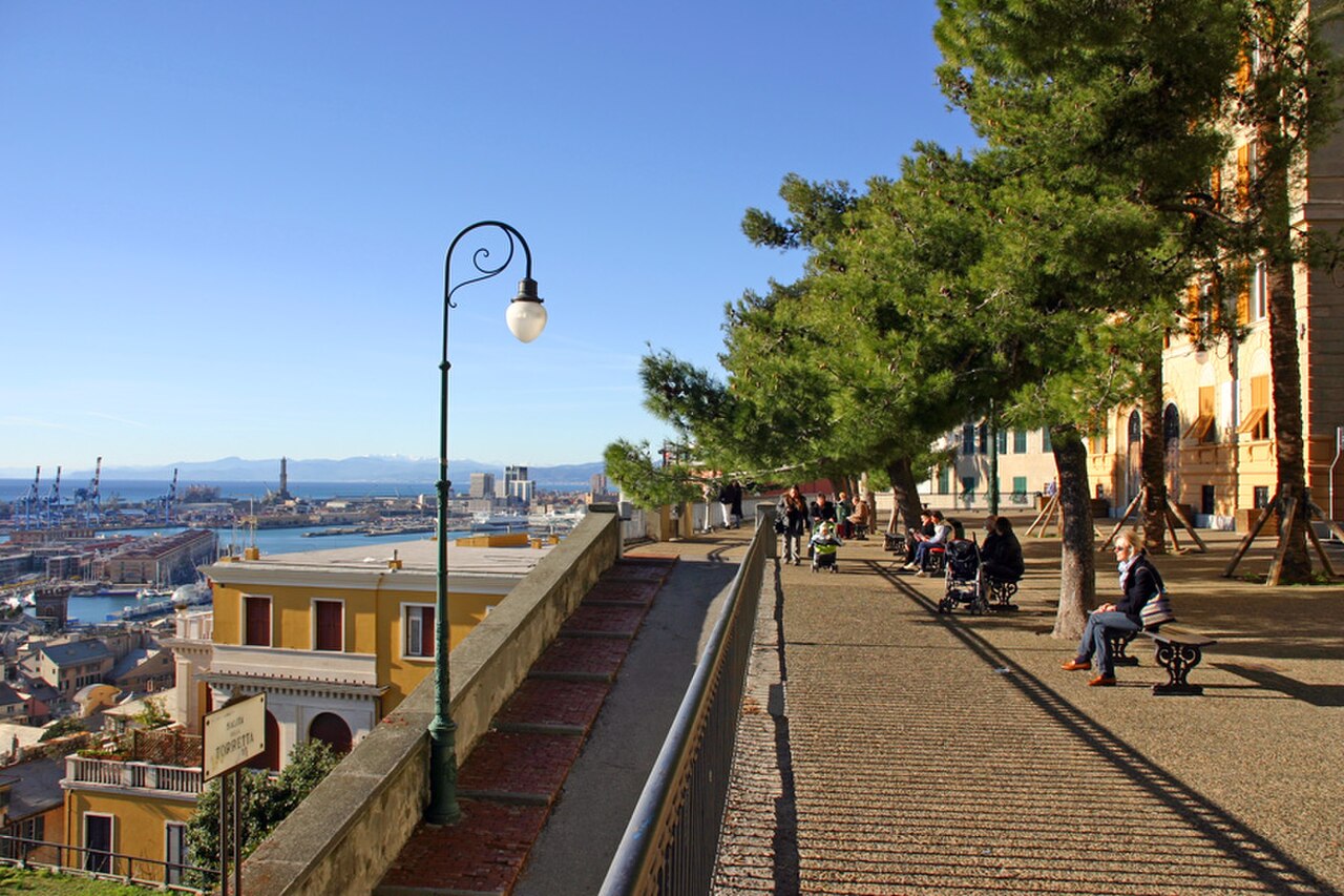 Belvedere Castelletto con vista sul porto di Genova