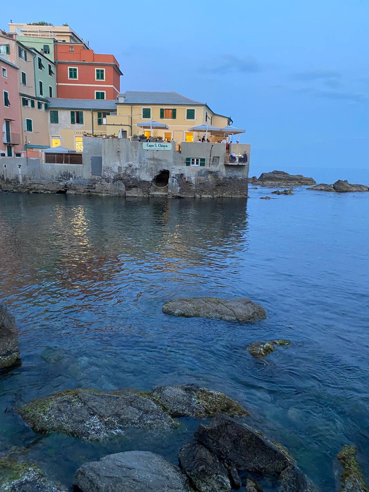 Boccadasse, borgo di pescatori di Genova, al tramonto
