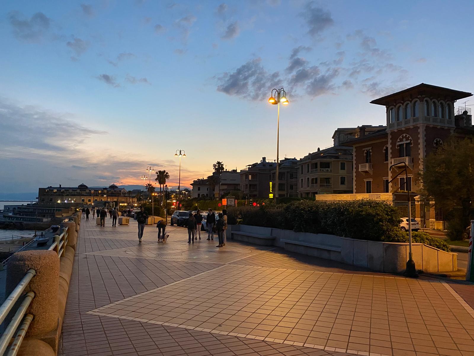 Corso Italia, il lungomare di Genova al tramonto